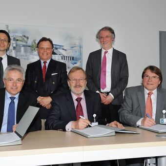 Gemeinsame Vertragsunterzeichnung für das Projekt „Power of Difference“ am Gymnasium Wilhelmsdorf, Foto: Gymnasium Wilhelmsdorf