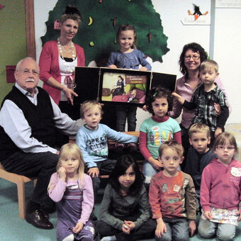 Hans Peter Albrecht, Elke Glassenhart und Miriam Albrecht mit Kindergartenkindern, Foto: Reflexa