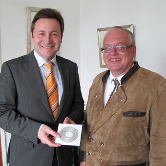 Landrat Leo Schrell erhält von Thomas Wagner den virtuellen Rundflug über den Landkreis Dillingen, Foto: Landratsamt Dillingen