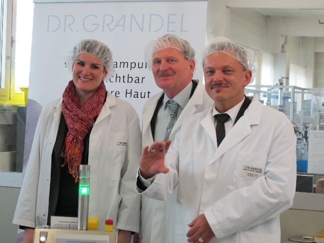 Eva Weber nimmt neue Ampullenstraße von DR. GRANDEL in Betrieb, Foto: B4B SCHWABEN