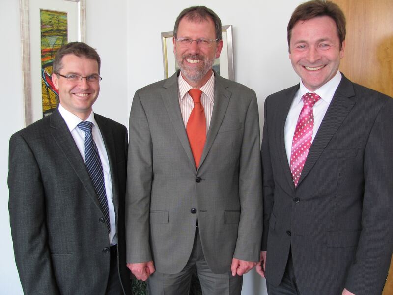 Jens Schmitt; Dr. Helmut Nebel und Landrat Leo Schrell, Foto: Landratsamt Dillingen
