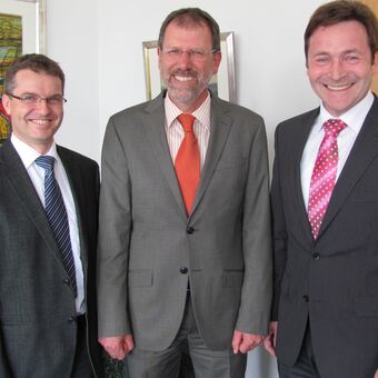 Jens Schmitt; Dr. Helmut Nebel und Landrat Leo Schrell, Foto: Landratsamt Dillingen