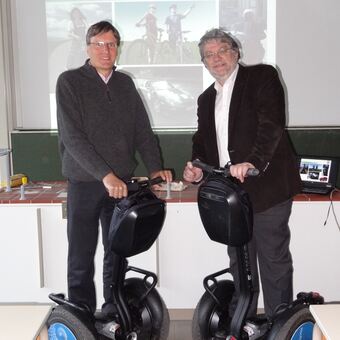 Erste Elektromobilitätsvorlesung, links Professor Dr.-Ing. Andreas Rupp, mit Ludwig Karg, Foto: Hochschule Kempten