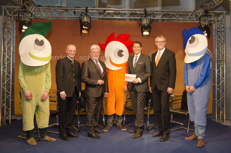 Herr Scheufele, Herr Schmid, Herr Klukkert und Herr Dietmayer mit den erdgas schwaben Maskottchen, Foto erdgas schwaben