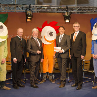 Herr Scheufele, Herr Schmid, Herr Klukkert und Herr Dietmayer mit den erdgas schwaben Maskottchen, Foto erdgas schwaben
