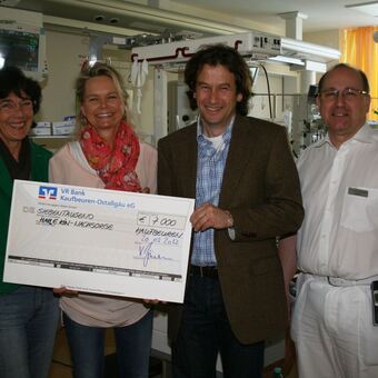 Eine stolze Summe von 7000 Euro kam dem Klinikum Ostallgäu/Kaufbeuren dank Dr. Dr. Zimmermann zugute. Foto: Klinikum Ostallgäu/K