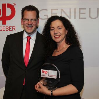   Regine Siemann nimmt den Award “Top-Arbeitgeber Ingenieure 2012” von David Plink entgegen. Foto: Tognum