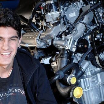 Yusuf Karakas freut sich über seinen neuen Arbeitsplatz. Foto: M+E-Industrie