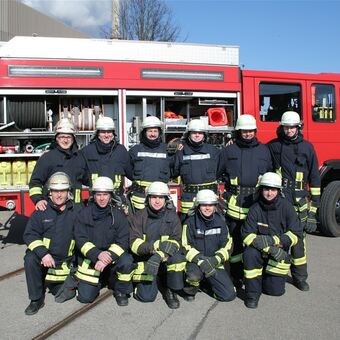 Die Werkfeuerwehr des Kernkraftwerks Gundremmingen begrüßt seine neun neuen Floriansjünger, Foto: KGG