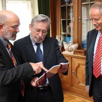 Dr Grotzky trug sich bei seinen Besuch in Memmingen in das golde