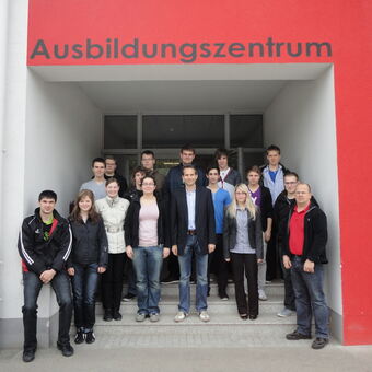 Schüler der Hans-Leipelt-Schule besuchen Grenzebach; Foto: Hans-Leipelt-Schule 