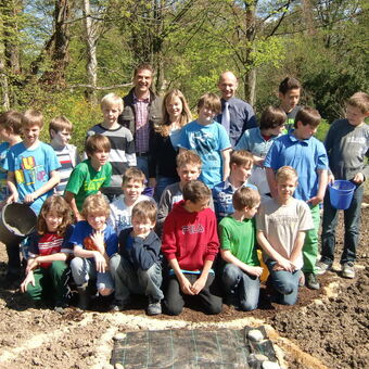 Schüler säen Wildblumenwiesen aus. Schulwettbewerb „Unsere Schulen blühen auf“, Foto: LRA Lindau