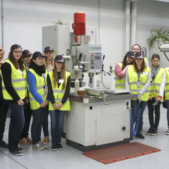Rundgang durch die Produktionsanlagen am Girls`Day, Foto: AL-KO