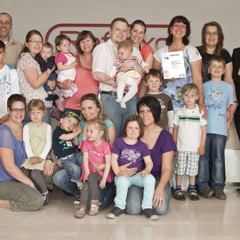 Familien aus dem Unternehmen mit Beirätin Frau Albrecht (mit Urkunde), Foto: Reflexa