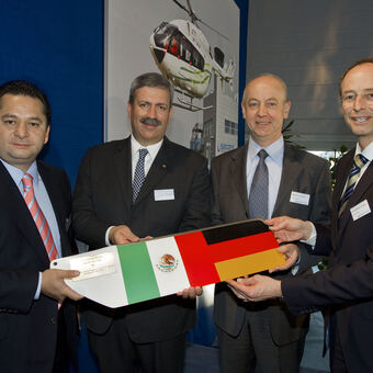 Enrique Zepeda, Francisco Nicolás González Díaz, Dominique Maudet und Dr. Wolfgang Schoder, © Eurocopter, Charles Abarr