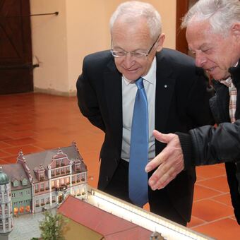 Oberbürgermeister Dr. Ivo Holzinger betrachtet das Modell mit Gustav Wassermann. Foto: Pressestelle Stadt Memmingen