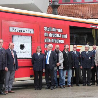 Der Schulbus mit der Werbung für die Feuerwehr vorgestellt. Foto: Pressestelle Stadt Memmingen