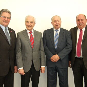 Präsident Anton Gindele, Matthäus Schmid, Max Grab und Obermeister Erwin Fensterle Foto: Handwerkskammer Ulm
