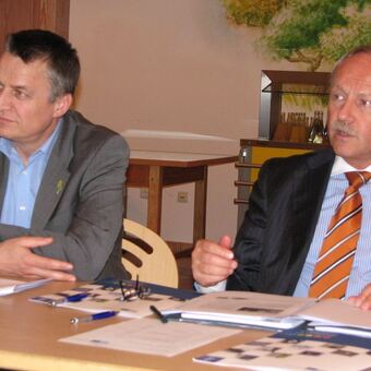 Regionalvorsitzender Gerhard Pfeifer und Rapunzel Geschäftsführer Andreas Wenning. Foto: IHK-Schwaben 