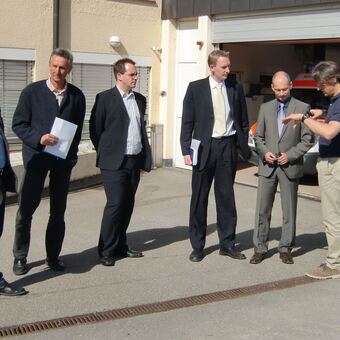 Helmut Stauber vom Gebäudemanagement erklärt die Maßnahmen. Foto: lra Lindau