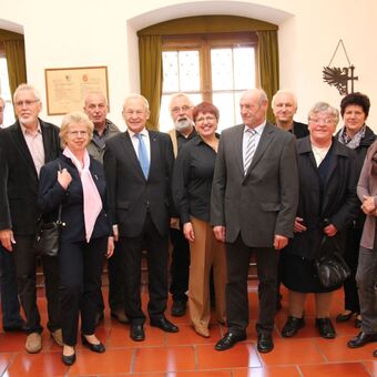 Elf Mitarbeiterinnen und Mitarbeiter verabschiedete der Oberbürgermeister in den Ruhestand. Foto: Stadt Memmingen