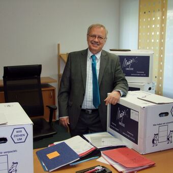 Landrat Hafner zwischen Umzugskartons in seinem bisherigen Büro. Foto: lra Günzburg