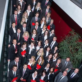 Insgesamt 73 Mitarbeiter konnten sich über ihr Abschlusszeugnis freuen. Foto: Sparkasse Ulm 
