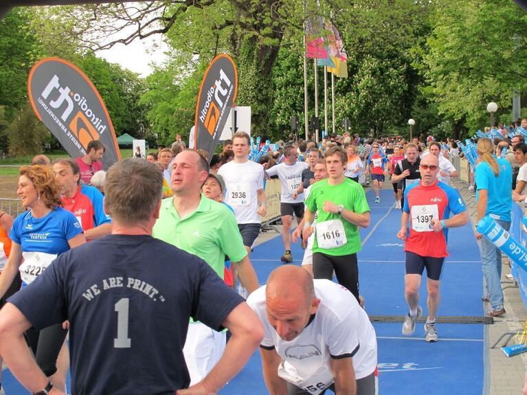 <a href=/videos+bilder/bilder_galerie,-1-Augsburger-Firmenlauf-Teil-3-Endlich-im-Ziel-_galid,1957.html>5 km rund um den neuen Kongress am Park: die 3000 Teilnehmer am 1. M-net ...</a>