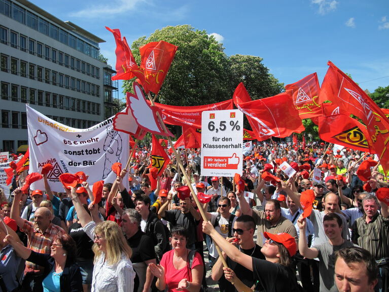 <a href=/videos+bilder/bilder_galerie,-IG-Metall-Warnstreik-auf-dem-Willy-Brandt-Platz-_galid,1961.html>5000 Streikende k&auml;pften heute, 10. Mai 2012, auf dem Willy-Brandt-Platz ...</a>