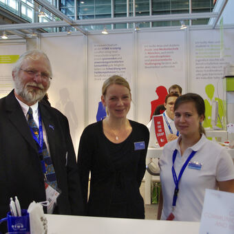 Klären den Mediennachwuchs auf: Heiko Tennot, Ricarda Backhaus und Studentin Kerstin Draeger. © manroland web systems GmbH