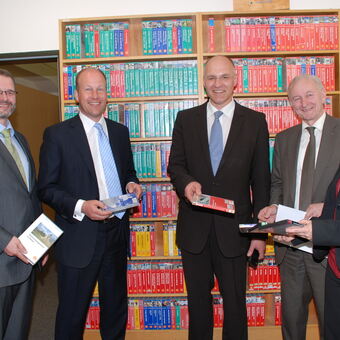 Armin Falkenhein, Landrat Martin Sailer, Oberbürgermeister Dr. Kurt Gribl, Hermann Köhler, und Marion Mörig Foto: LRA Augsburg