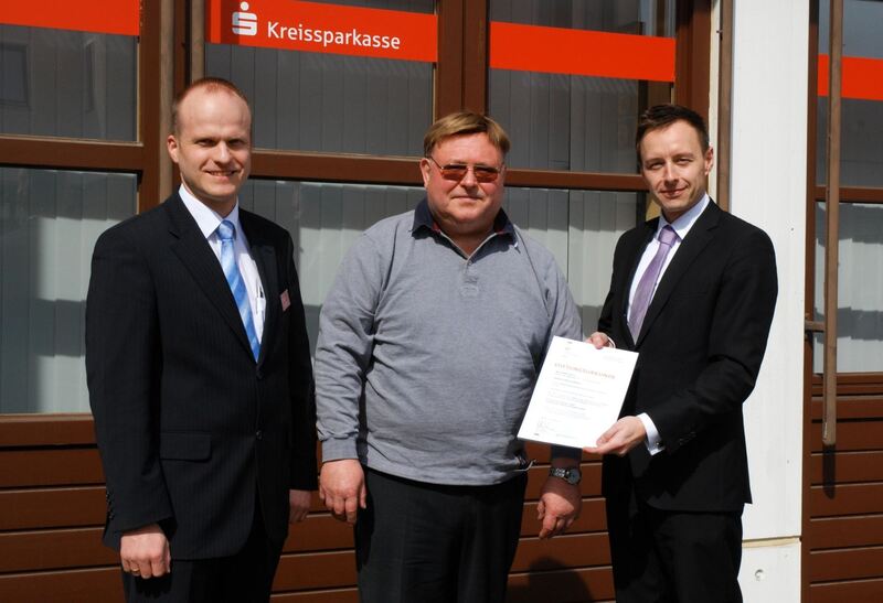 Walter Pietsch erhielt für seine Stiftung die Stiftungs-Urkunde. Foto: Kreissparkasse Augsburg