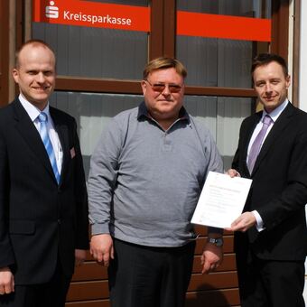Walter Pietsch erhielt für seine Stiftung die Stiftungs-Urkunde. Foto: Kreissparkasse Augsburg