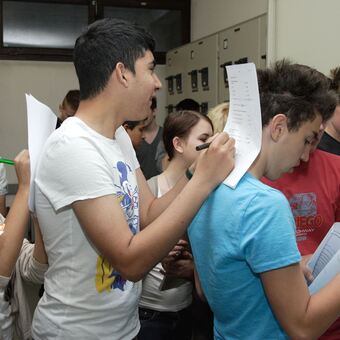 Mit großem Eifer notierten sich die Schüler die wichtigsten Daten ihrer Schule. Foto: HWK Schwaben
