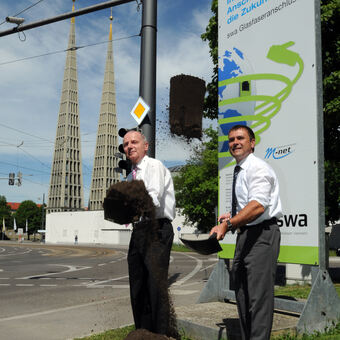 Dr. Claus Gebhardt und Christian Smetana beim Spatenstich im Stadtteil Herrenbach, Foto: Stadtwerke Augsburg/Thomas Hosemann