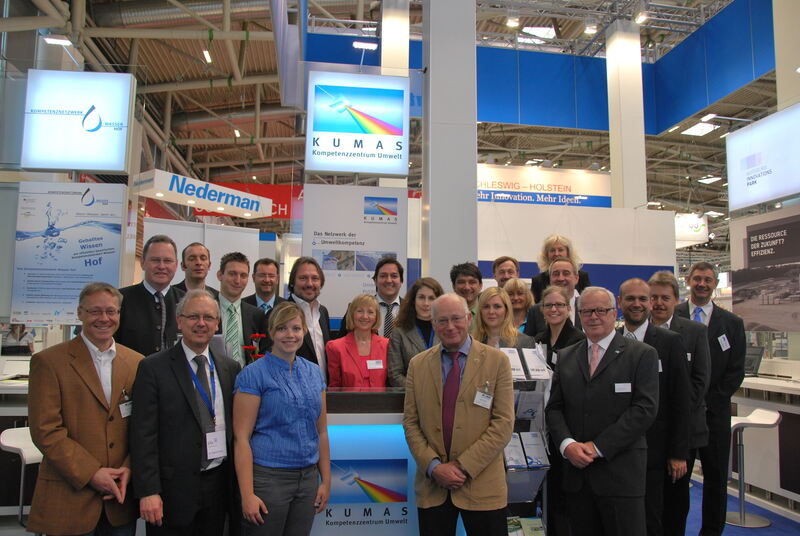 Die Repräsentanten des Augsburg Innovationspark mit den Mitausstellern auf dem Gemeinschaftsstand von KUMAS e.V., Foto KUMAS e.V