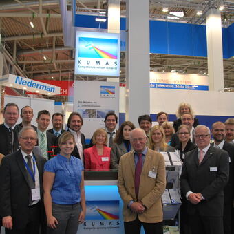 Die Repräsentanten des Augsburg Innovationspark mit den Mitausstellern auf dem Gemeinschaftsstand von KUMAS e.V., Foto KUMAS e.V
