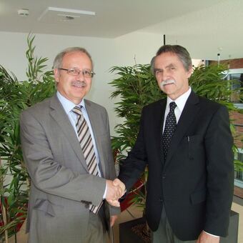 Wolfang Schilling verabschiedete sich nach jahrlanger Zusammenarbeit von Landrat Hubert Hafner. Foto: lra Günzburg
