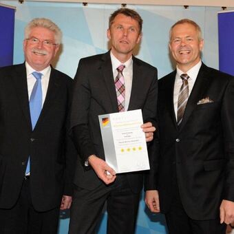 Stolz nahm Hotelmanger Holger Lutzenberger die 4-Sterne-Urkunde für das Hotel Schempp an. Foto: Hotel Schempp