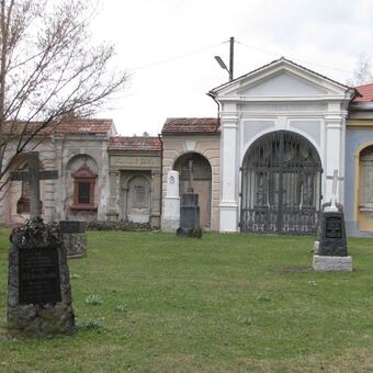 Bei einer Führung auf dem Alten Friedhof in Memmingen wird auf verschiedene Berufe eingegangen. Foto: Memmingen