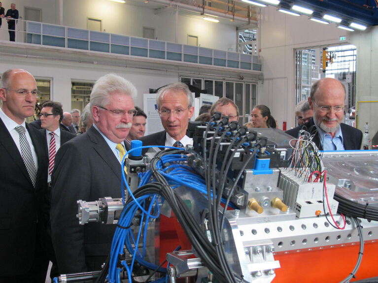 <a href=/videos+bilder/bilder_galerie,-Fraunhofer-ICT-und-DLR-starten-fruchtbare-Nachbarschaft-_galid,2271.html>Zur Er&ouml;ffnung der Forschungszentren von Fraunhofer ICT und DLR im ...</a>