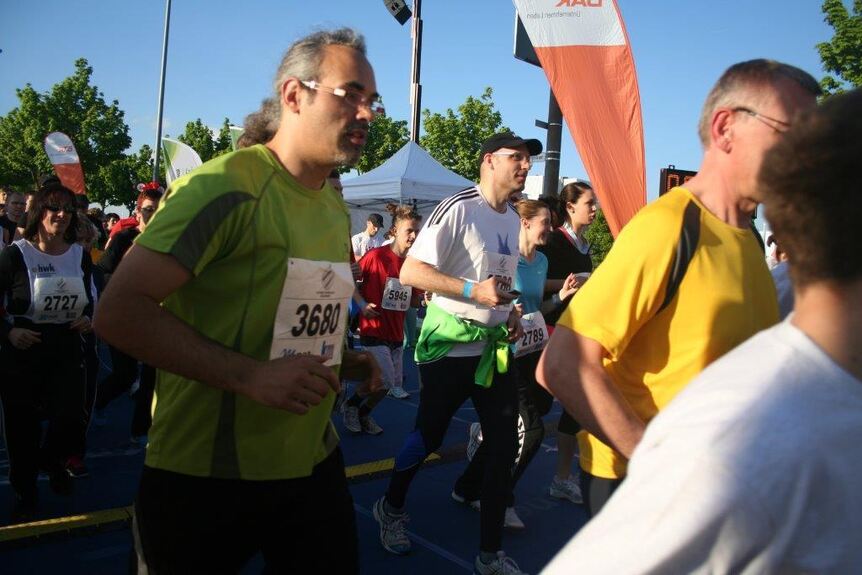 <a href=/videos+bilder/bilder_galerie,-2-M-net-Firmenlauf-Der-Start-_galid,2265.html>Der Startschuss ist gefallen und die 6000 L&auml;ufer passieren die Startlinie. ...</a>