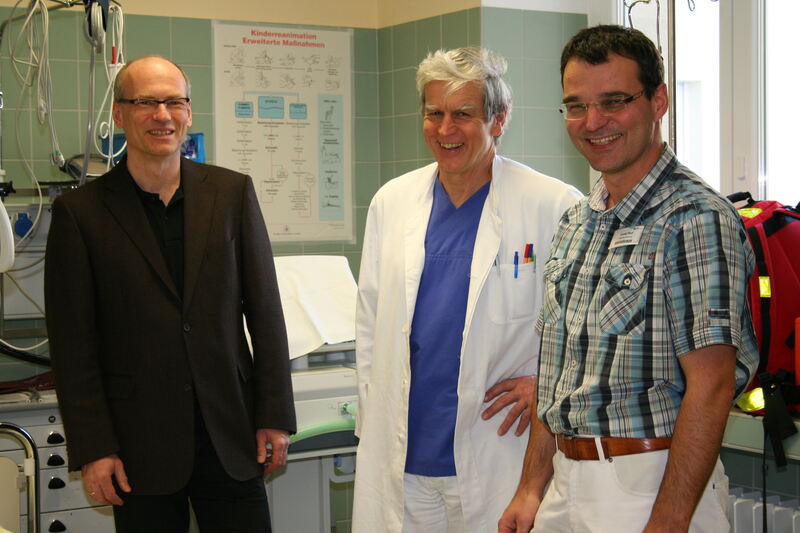 Dr.Andreas Kneist, Ärztlicher Direktor Chefarzt Dr. Rudi Wörmann und Pflegedienstleiter Ralf Kratel. Foto: Kliniken Ostallgäu