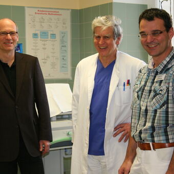 Dr.Andreas Kneist, Ärztlicher Direktor Chefarzt Dr. Rudi Wörmann und Pflegedienstleiter Ralf Kratel. Foto: Kliniken Ostallgäu