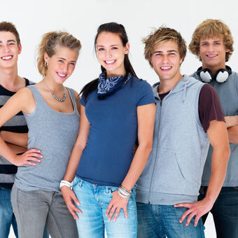Viele junge Menschen arbeiten neben der Schule oder nehmen einen Ferienjob an. Doch es gibt einiges zu beachten, Foto: fotolia.c