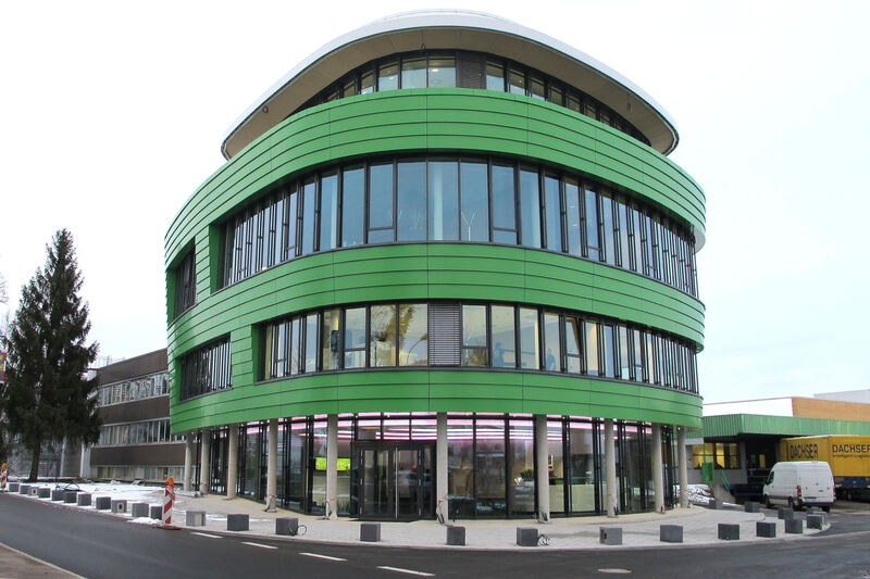 Die architektonische Form des neuen Grünbeck Forums erinnert an das Grünbeck-Produkt Boxer. Foto: Grünbeck