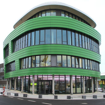 Die architektonische Form des neuen Grünbeck Forums erinnert an das Grünbeck-Produkt Boxer. Foto: Grünbeck