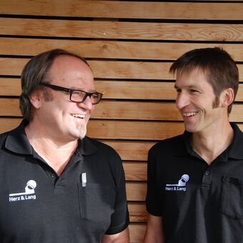 Haben gut lachen - Die Geschäftsführer Dieter Herz und Florian Lang bringen ihr Fachwissen nach England, Foto: Hertz & Lang