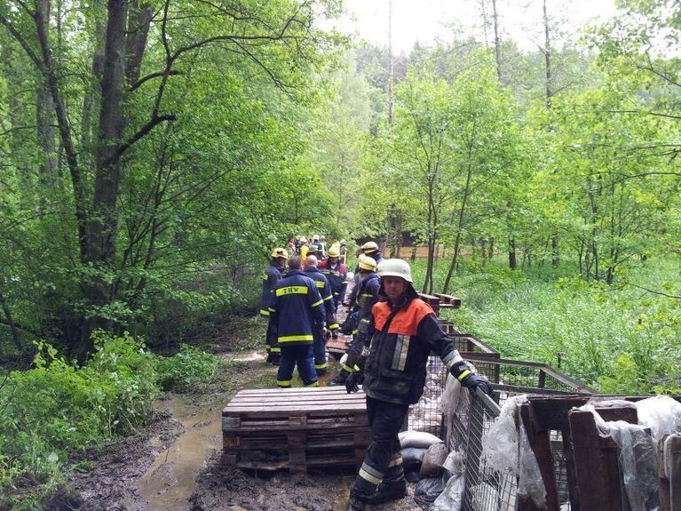 <a href=/videos+bilder/bilder_galerie,-THW-beim-Hochwassereinsatz-in-Emersacker-_galid,2289.html>Am Montag 10. Juni wurde der THW Ortsverband Augsburg zum Hochwassereinsatz ...</a>