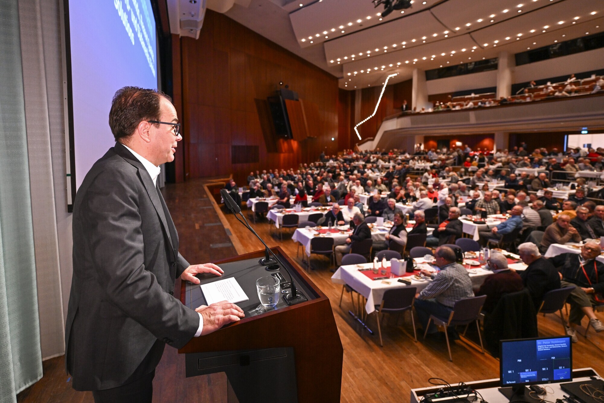ZF-Vorstand Dr. Peter Holdmann sprach am Samstag vor rund 1.000 Rentnerinnen und Rentnern bei deren Weihnachtsfeier im Graf-Zepp
